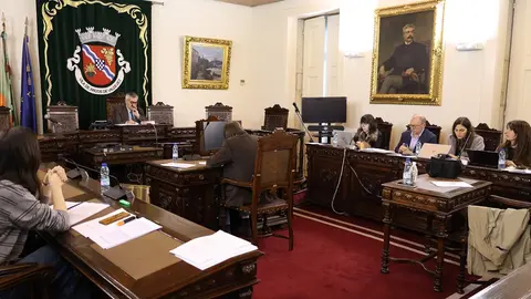 El pleno del Concello de Arcos de Valdevez durante la reuni&oacute;n ordinaria celebrada el 13 de marzo, en la que se aprobaron diversos proyectos, protocolos y medidas de inversi&oacute;n para el municipio.