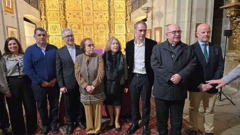 El obispo de Tui-Vigo, Antonio Val&iacute;n, el alcalde tudense, Enrique Cabaleiro, entre otros invitados. R. LEDO.