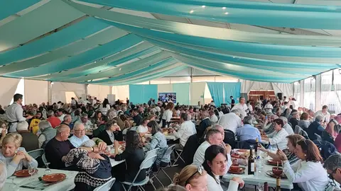 El comedor repleto de degustadores de lamprea.