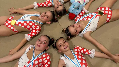 Integrantes de uno de los conjuntos del Club As Estelas posan tras la competici&oacute;n con sus medallas, reflejo del alto nivel mostrado en la I Fase del Campeonato Provincial celebrada en Vilanova de Arousa.