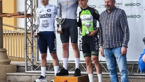 El porri&ntilde;&eacute;s Rodrigo Garc&iacute;a lidera el podio del Gran Premio de Valdefresno tras imponerse con autoridad en la segunda etapa de la Challenge Comarcas Leonesas.