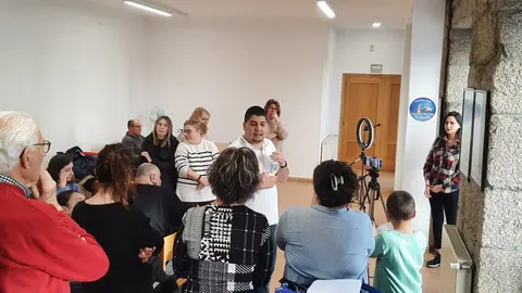 C&eacute;sar Ardaya dirige una sesi&oacute;n de grabaci&oacute;n con miembros de &ldquo;Voces nas Mans&rdquo;, coordinando el trabajo audiovisual que busca dar visibilidad a la comunidad sorda en Ponteareas.