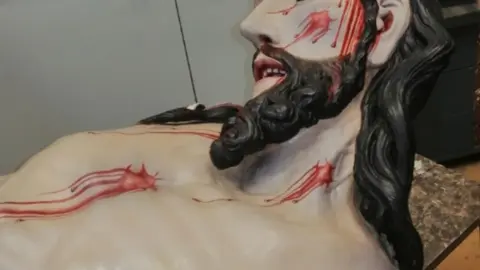 Detalle del Cristo del Descendimiento durante el proceso de restauraci&oacute;n, donde se aprecian los trabajos de limpieza y consolidaci&oacute;n de la policrom&iacute;a.