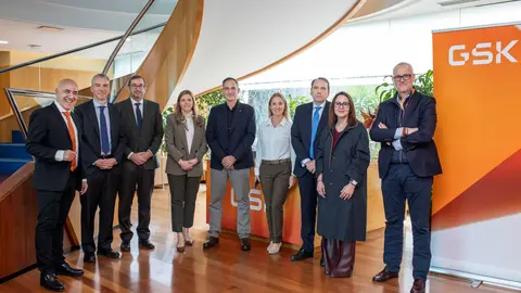De izquierda a derecha: &Aacute;ngel Rodr&iacute;guez-Corcos, director de Relaciones con Sociedades Cient&iacute;ficas de GSK; Antonio Blanco, director del &aacute;rea de General Medicines de GSK; Thierry Bardinet, director general de SEPAR; Eva Mora, directora del &aacute;rea de Respiratorio, Inmunolog&iacute;a e Inflamaci&oacute;n (RI&I) de GSK; Dr. David de la Rosa, presidente de SEPAR; Florencia Davel, presidenta de GSK Espa&ntilde;a; Guillermo de Juan, vicepresidente y director de Relaciones Institucionales y Comunicaci&oacute;n de GSK; Dra. Carmen Diego, vicepresidenta neum&oacute;loga de SEPAR; y David Barros, responsable de I+D en Salud Global de GSK.