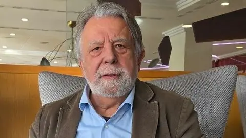 Alfredo Conde, retratado durante la conversaci&oacute;n en la que repasa su trayectoria literaria y period&iacute;stica.