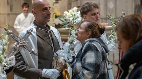 Una fiel besa una de las varas procesionales durante un acto de la Semana Santa en Ponte de Lima, en un gesto de devoci&oacute;n y tradici&oacute;n dentro del templo.