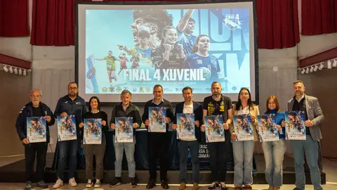 Autoridades, organizaci&oacute;n y clubes participantes posan con el cartel de la Final a 4 juvenil, que se disputar&aacute; este fin de semana en Tui.
