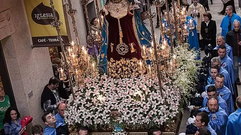La imagen de la Virgen de los Dolores recorre las calles de Cangas sobre su paso de palio, acompa&ntilde;ada por numerosos fieles y cofrades.