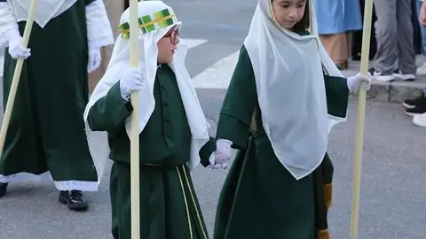 D&uacute;as novas participantes avanzan durante a procesi&oacute;n con velas na man, reflectindo o relevo xeracional que mant&eacute;n viva a tradici&oacute;n da Semana Santa canguesa.