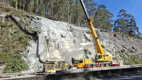 Traballos de estabilizaci&oacute;n do noiro na AG-57 ao seu paso por Gondomar, tras os desprendementos provocados polos temporais recentes.