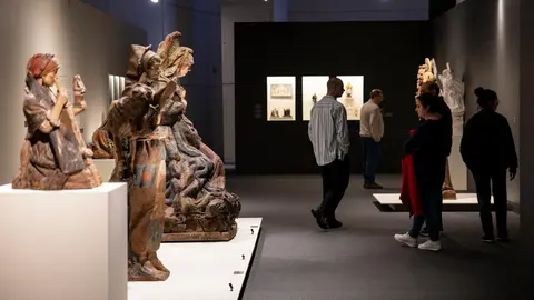 Visitantes recorren la exposici&oacute;n dedicada a Francisco Asorey en el Museo Centro Gai&aacute;s, en la Cidade da Cultura de Galicia.