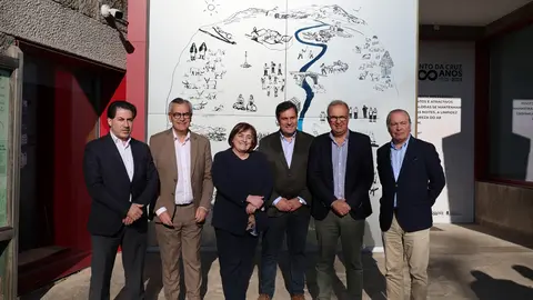 Representantes de los municipios del PNPG y responsables de Turismo do Porto e Norte de Portugal durante el encuentro celebrado en Arcos de Valdevez.