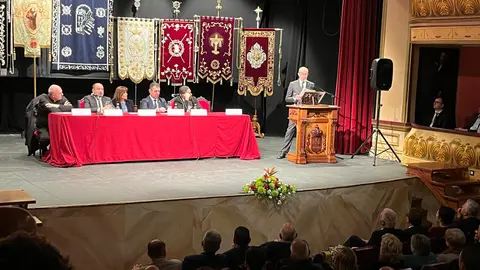 O xornalista viveirense Anxo Rodr&iacute;guez durante a lectura do preg&oacute;n da Semana Santa 2026 no Teatro Pastor D&iacute;az, acompa&ntilde;ado por representantes institucionais e da Xunta de Confrar&iacute;as.