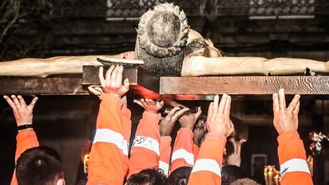 Miembros de Protecci&oacute;n Civil participan en la entronizaci&oacute;n del Cristo durante uno de los momentos m&aacute;s sobrecogedores del Viernes Santo en Cangas.
