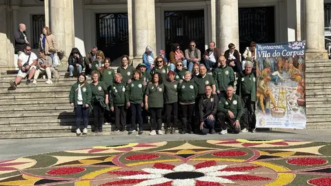 a Asociaci&oacute;n de Alfombristas do Corpus Christi de Ponteareas posa junto a la alfombra floral elaborada en la Plaza de Armas de Ferrol.
