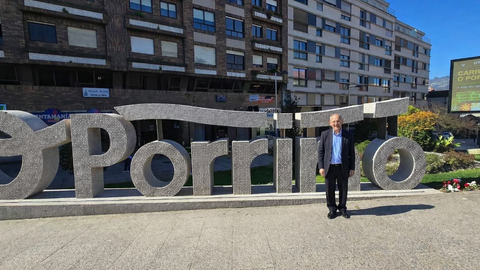 Juan Llor, m&eacute;dico e investigador del legado del profesor Gonzalo Herr&aacute;nz, en O Porri&ntilde;o, localidad natal del referente gallego de la &eacute;tica m&eacute;dica.