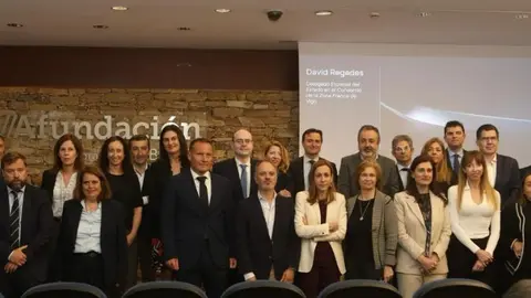 Representantes institucionales y responsables de Indra Group durante la presentaci&oacute;n en Vigo del plan de crecimiento y atracci&oacute;n de talento en Galicia.