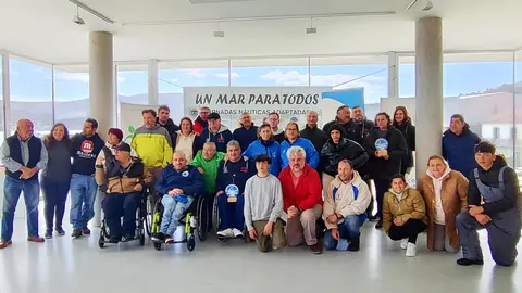Participantes, organizadores y autoridades posan tras la entrega de premios de la segunda prueba del Campeonato Gallego Inclusivo de Moton&aacute;utica celebrada en O Freixo (Outes).