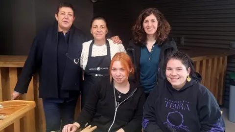 Elena Fabeiro, junto a participantes y artesanas, durante uno de los talleres incluidos en la programaci&oacute;n de los D&iacute;as Europeos de la Artesan&iacute;a.