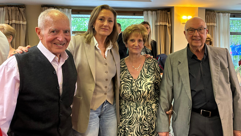 Luisa S&aacute;nchez, junto a vecinos participantes en el xantar de primavera de la Asociaci&oacute;n Praza da Mi&ntilde;oca, celebrado en el Hotel Coia.
