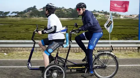 Alfonso Rueda participa junto a un miembro de Discamino durante el recorrido de la Media Marat&oacute;n Vig-Bay.