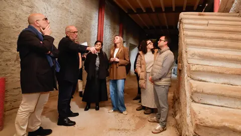 La conselleira de Pol&iacute;tica Social e Igualdade, Fabiola Garc&iacute;a, visit&oacute; el edificio en el que se localizar&aacute; el nuevo recurso de la entidad.