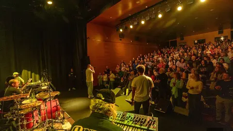 Ambiente lleno en el auditorio de Arcos de Valdevez durante uno de los conciertos del festival Sons de Vez, que volvi&oacute; a colgar el cartel de completo en varias de sus citas.