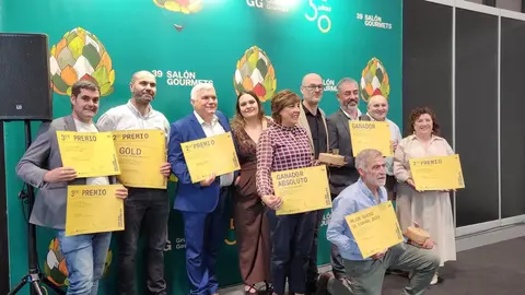 Ganadores del Campeonato de los Mejores Quesos de Espa&ntilde;a 2026 posan con sus galardones en el 39&ordm; Sal&oacute;n Gourmets, donde el queso Savel, de Airas Moniz (Chantada), fue distinguido como mejor queso del pa&iacute;s.