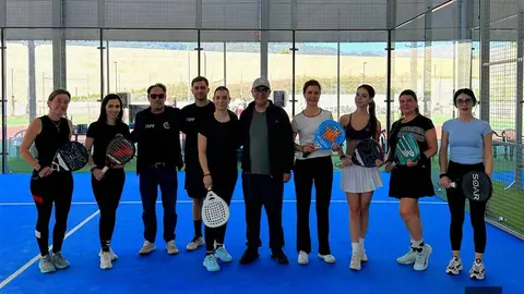 Participantes del evento NONSTOP P&aacute;del posan en las instalaciones del complejo deportivo de Arcos de Valdevez tras una jornada de competici&oacute;n y convivencia.