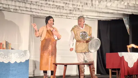 📸 Imagen 1
Un dos momentos m&aacute;is intensos da representaci&oacute;n, coa posta en escena das aventuras de Dom Quixote, onde o humor e a tensi&oacute;n dram&aacute;tica conviven sobre o escenario.