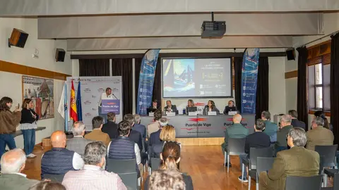 Un momento del acto de presentaci&oacute;n de la regata en el Puerto de Vigo, con la asistencia de representantes institucionales y del sector n&aacute;utico.