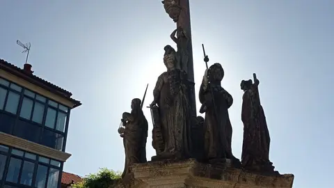 Cruceiro do Sant&iacute;simo Cristo dos Aflixidos, singular peza de 1899 &uacute;nica en Galicia polas s&uacute;as alegor&iacute;as profanas &mdash;Industria, Agricultura, Artes e Xustiza&mdash; representadas en figuras femininas.