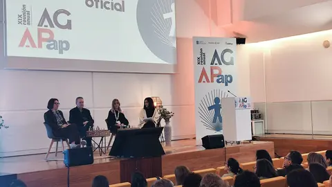 Acto de inauguraci&oacute;n oficial de la XIX Reuni&oacute;n Anual de AGAPap en la Cidade da Cultura, con la participaci&oacute;n de representantes institucionales y del &aacute;mbito pedi&aacute;trico ante un auditorio completo.