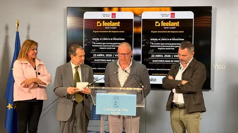Representantes institucionales y de la organizaci&oacute;n durante la presentaci&oacute;n del Feelant Impact Summit en el Concello de Vigo.