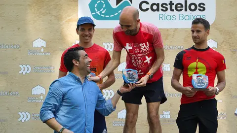 O presidente da Deputaci&oacute;n de Pontevedra, Luis L&oacute;pez, entrega o premio ao ga&ntilde;ador da primeira edici&oacute;n do Trail Entre Castelos R&iacute;as Baixas no Castelo de Soutomaior.