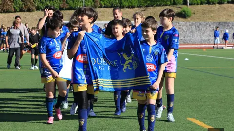 Jugadores del Campus Ourense Rugby desfilan durante la jornada del &ldquo;Primavera Rugby Fest&rdquo; en Arcos de Valdevez.