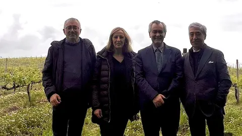 El presidente Oleg&aacute;rio Gon&ccedil;alves y la vicepresidenta Em&iacute;lia Cerdeira, junto a una t&eacute;cnica durante la visita al Centro de Estudios de la Regi&oacute;n de los Vinos Verdes, en Arcos de Valdevez, donde conocieron de primera mano los trabajos de investigaci&oacute;n y conservaci&oacute;n de castas en la Estaci&oacute;n Vitivin&iacute;cola Am&acirc;ndio Galhano.