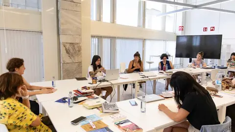 Participantes en una de las sesiones de trabajo de la Residencia Literaria de la Cidade da Cultura, un programa que fomenta la creaci&oacute;n y el intercambio entre autores emergentes en Galicia.
