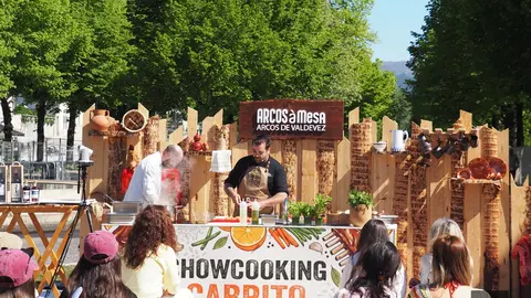 Momento de la preparaci&oacute;n del cabrito durante el showcooking, una de las citas gastron&oacute;micas destacadas del ciclo &ldquo;Arcos &agrave; Mesa&rdquo;.