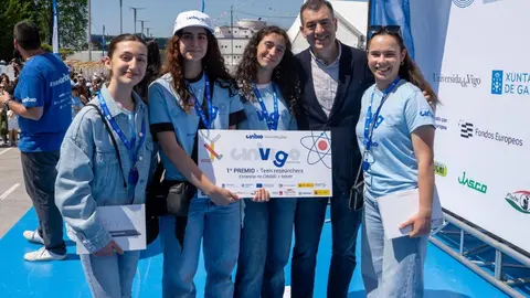 El conselleiro Rom&aacute;n Rodr&iacute;guez junto a alumnas premiadas en el Festival CinVigo 2026, en el que se reconoci&oacute; el talento cient&iacute;fico joven.