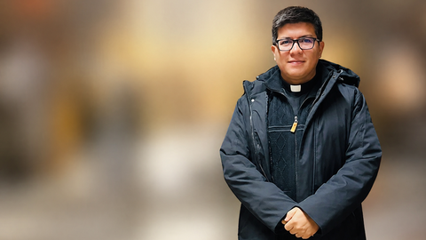 Freddy Arigo Llerena Guerrero, sacerdote ecuatoriano, tras completar su formaci&oacute;n en Pamplona, contin&uacute;a su labor pastoral al servicio de su comunidad.