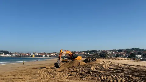 Maquinaria traballando na rexeneraci&oacute;n de Praia Am&eacute;rica, onde o Concello de Nigr&aacute;n executa obras de emerxencia para recuperar o sistema dunar tras os danos causados polos temporais deste inverno.