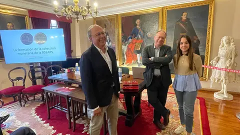 Antonio Roma Vald&eacute;s, junto a los participantes en la sesi&oacute;n, durante la conferencia sobre la colecci&oacute;n monetaria de la RSEAPS celebrada en Santiago.