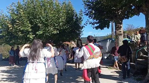 Danzantes da Danza Branca de Prado da Canda durante o regreso ao torreiro e &aacute; igrexa parroquial, culminando a procesi&oacute;n nun dos momentos centrais desta tradici&oacute;n ancestral. A. OUTERELO.
