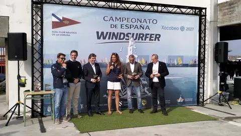 Autoridades y organizadores reciben las metopas conmemorativas durante el acto de presentaci&oacute;n del Campeonato de Espa&ntilde;a de Windsurfer en el Real Club N&aacute;utico de A Coru&ntilde;a.