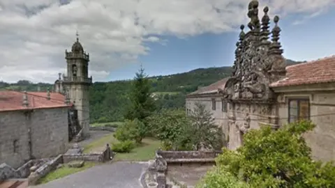 Vista del conjunto abacial y barroco de Barcia de Mera, uno de los principales referentes patrimoniales de la parroquia, formado por la iglesia parroquial y el pazo abacial.