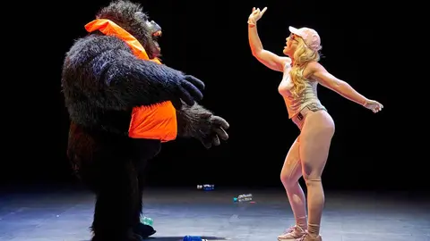 Una performer interact&uacute;a con un personaje esc&eacute;nico en una pieza que combina humor, cr&iacute;tica y fisicalidad dentro de la programaci&oacute;n vanguardista del festival.