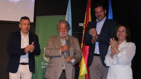 De esquerda a dereita, o alcalde de Bri&oacute;n, Pablo Lago; o escritor Alfredo Conde, Premio Jos&eacute; Lu&iacute;s Alvite 2026; o conselleiro de Cultura, Lingua e Xuventude, Jos&eacute; L&oacute;pez Campos; e a presidenta da Asociaci&oacute;n de Periodistas de Galicia, Mar&iacute;a M&eacute;ndez, durante o acto de entrega celebrado en Bri&oacute;n.