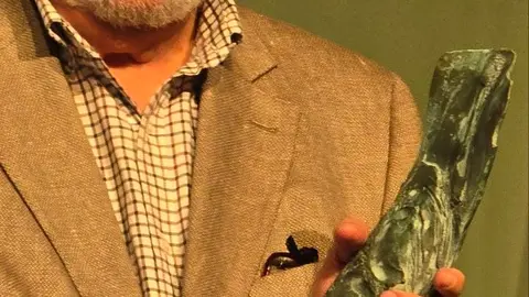 Alfredo Conde, escritor y articulista, con la estatuilla del premio Jos&eacute; Lu&iacute;s Alvite. R. LEDO.