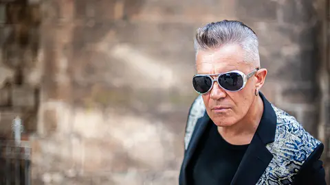 M&aacute;rtin S&aacute;nchez posa con la est&eacute;tica rockera que acompa&ntilde;a el lanzamiento de su nuevo disco, Corazones Salvajes.